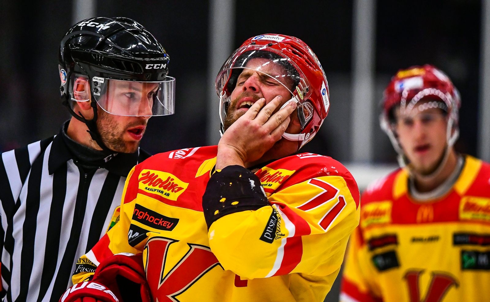 20180915 NYBRO. Nybro Vikings fÃ¶rlorade premiÃ¤ren i Hockeyettan mot Kalmar HC med 2-5.
Kalmars nr 71 fick en smÃ¤ll i ansiktet.
Foto:SUVAD MRKONJIC
Code10042