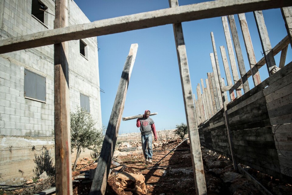 Arbetet i de israeliska bosättningarna på Västbanken är farligt och lågavlönat, skriver insändarskribenten.