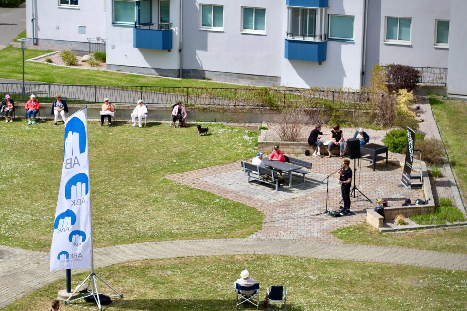 ABK’s caretaker Russ Reitter is one of the musicians who entertain in the inner courtyards. Here from a concert in the spring at Lyckans Höjd.