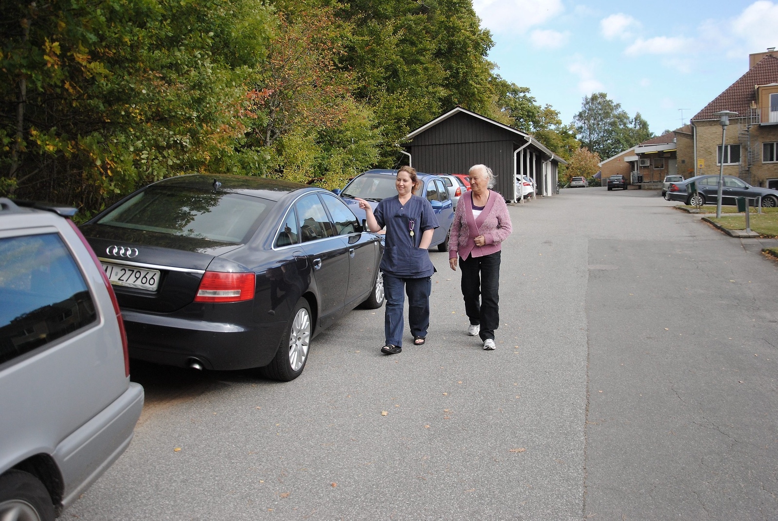 Beatrice Niculae och Ingrid Tuvesson är upprörda över att bli lappade när det parkerat för att kunna göra sitt jobb PÅ Skansenhemmet i Vittsjö. FOTO: CARL-JOHAN BAULER