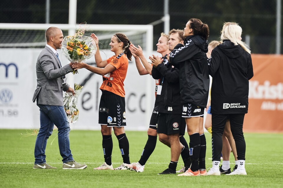 Alice Nilsson, som blev hjälte i matchen, får blommor av KDFF:s ordförande Anders Flügel efter matchen.