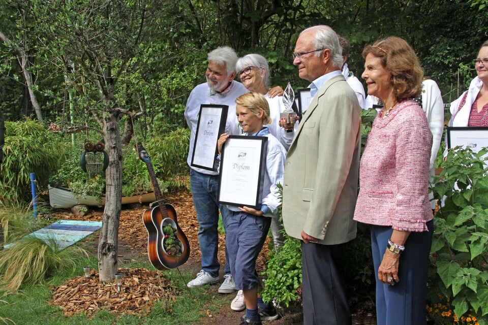 Hasse Andersson, Monika Forsberg, deras familj och kungaparet fotograferas i ”Hasses trädgård”.