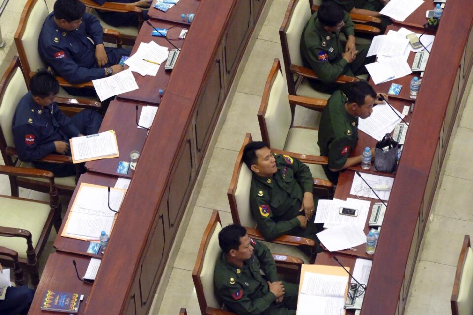 I Burma straffas inte ledamöterna i parlamentet när de sover under sessionerna i kammaren - utan det är journalisterna som publicerar bilder på de sovande som straffas. Journalister får inte längre befinna sig i kammaren sedan bilderna publicerats. Ocks
