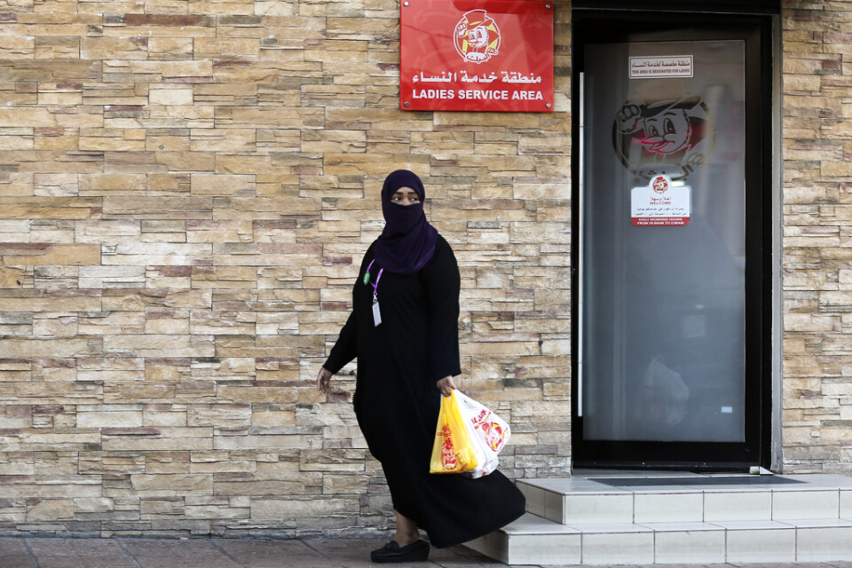 En kvinna i saudiarabiska Jidda lämnar en restaurang via en dörr avsedd enbart för kvinnor.