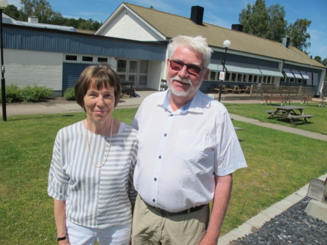 Paret Carin Fornhammar och Lars-Gunnar Svensson från Karlshamn under invigningen av Nässelfrossa på Jämshögs folkhögskola.