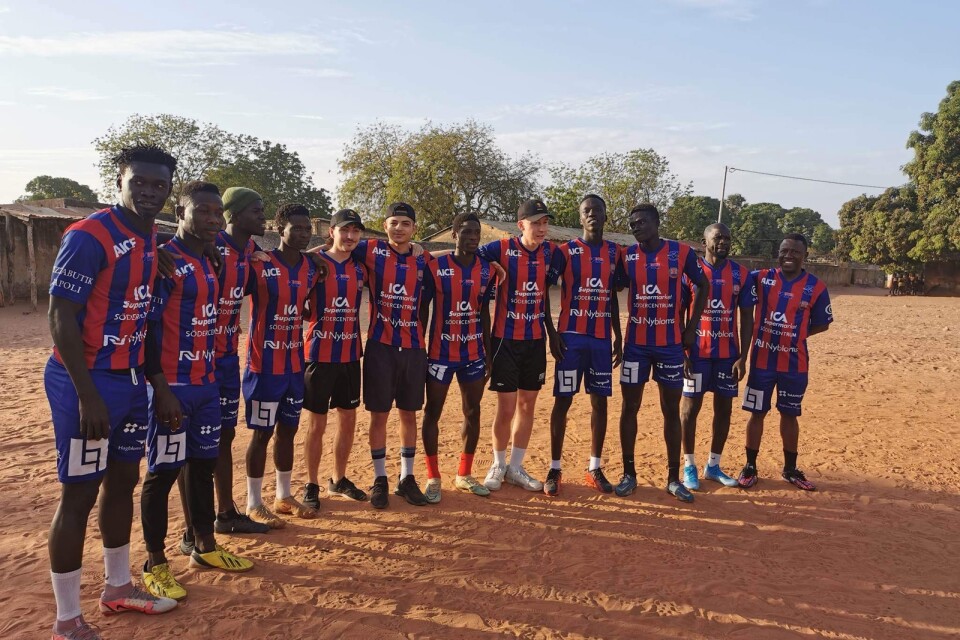 Fotbollsklubben ASC Jatiir i Ziguinchor i Senegal i Kalmar Södras matchtröjor.