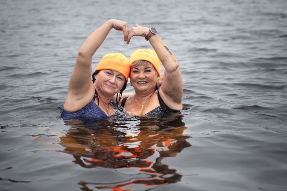 Inger Sandell Norén, 67, och Edyta Salenius, 52, hittade vänskapen i det kalla vattnet. Nu känner de sig mer som själsliga systrar än goda vänner.