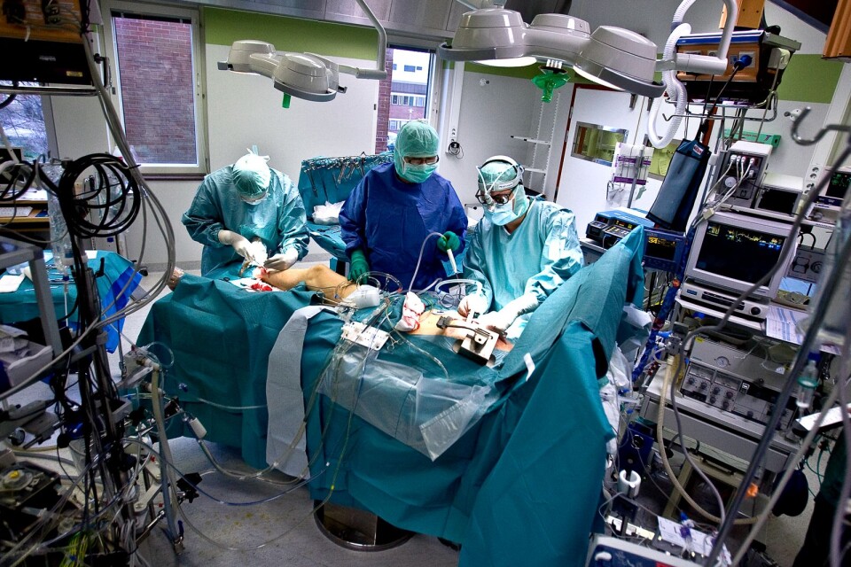 En operation kan kosta upp till cirka en miljon kronor. Kostnaden beror på hur svårt ingreppet är. En vanlig operation är bråck i ljumsken. Den kostar 65 000 kronor.