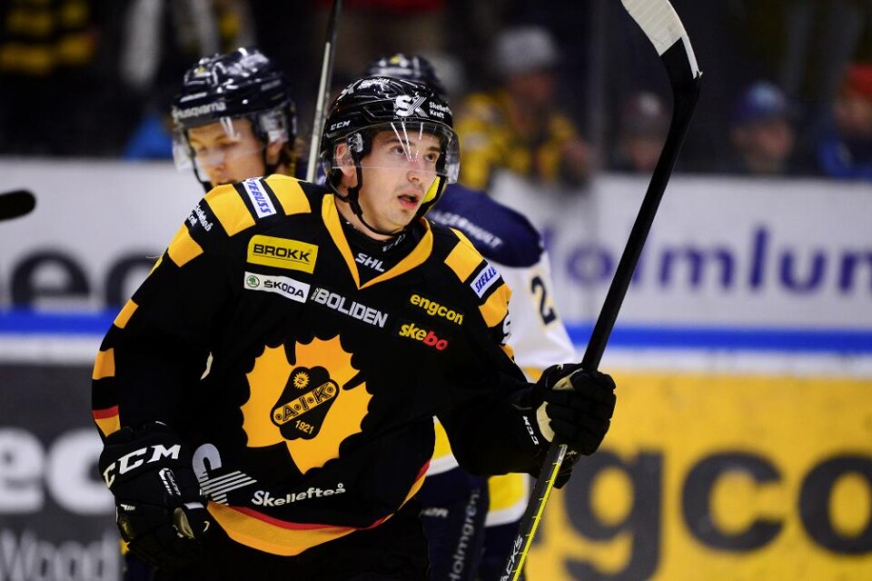 Skellefteå blev första svenska klubb att ta sig till åttondelsfinal i CHL-ishockeyn. Skellefteå vände 3-4 från första matchen mot tjeckiska Kosice och vann hemmareturen med 3-0. En bit in i andra perioden kom ledningsmålet genom Janne Pesonen som gav S