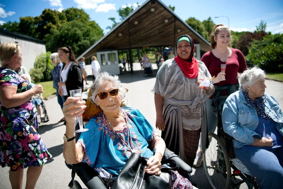 92-åriga Majken Johansson från Gustavsborg njuter av en jordgubbsdrink i solskenet. Foto: Gunnel Persson