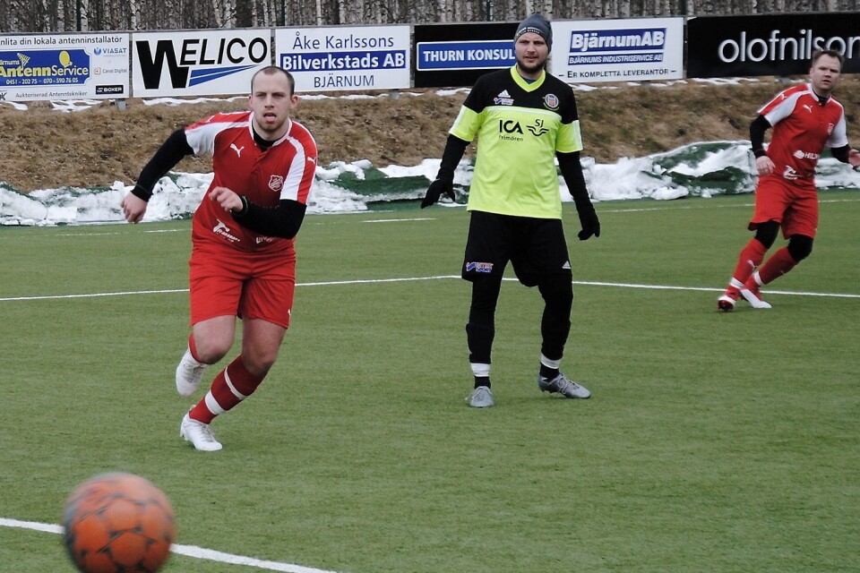 Hästveda IF:s Hampus Nilsson (i rött, förgrunden) gjorde två mål när Hästveda vann med 8-0. Foto: Johannes Höghäll Johnsson/Arkiv