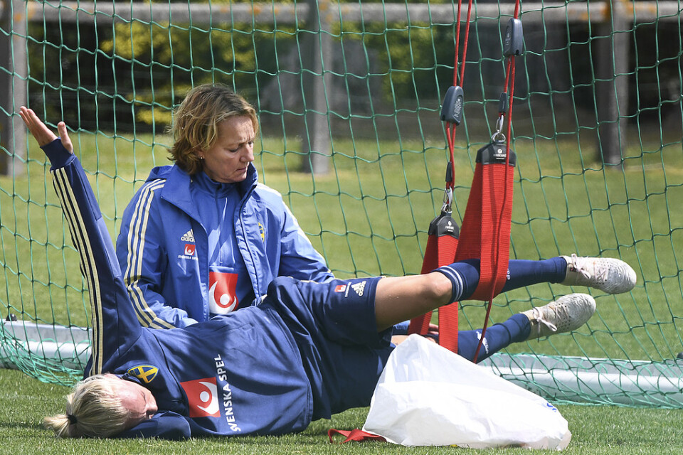 Caroline Seger kör rehabträning med landslagets fysioterapeut Annica Näsmark efter fotbollslandslagets träning i Guichen strax utanför Rennes.