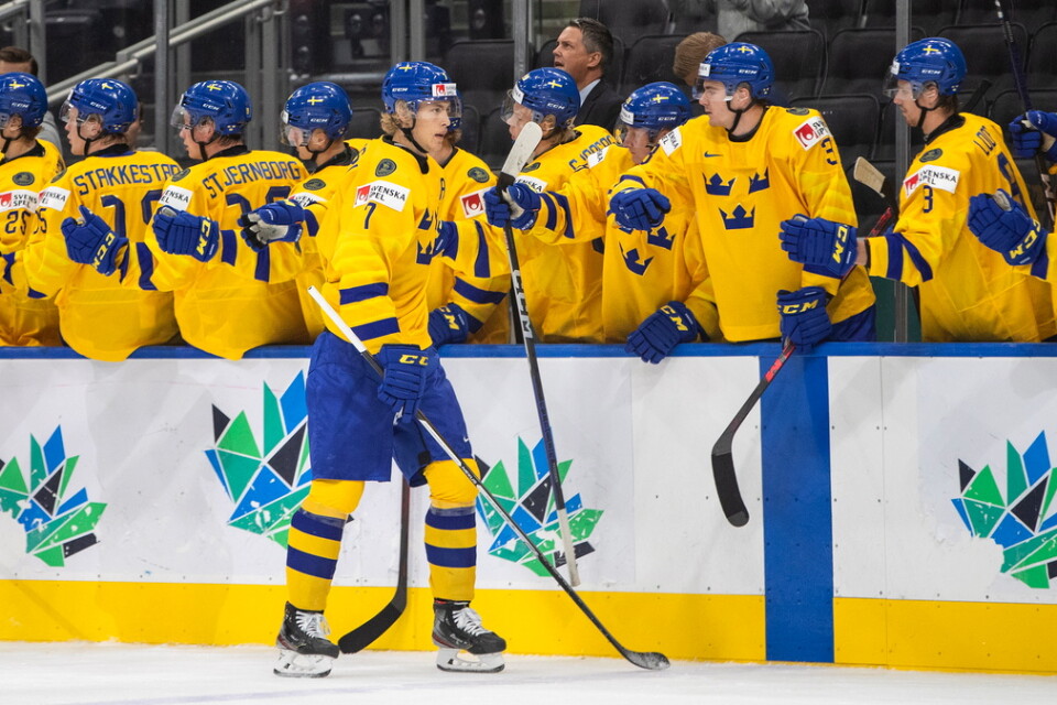 Simon Edvinsson gjorde det första målet i Sveriges 6–0-kross mot Österrike i JVM-gruppspelet.