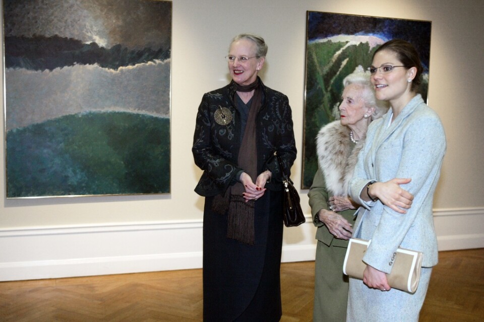 Drottning Margrethe med prinsessan Lilian och kronprinsessan Victoria i samband med den danska drottningens utställning på Waldemarsudde 2004. Arkivbild.