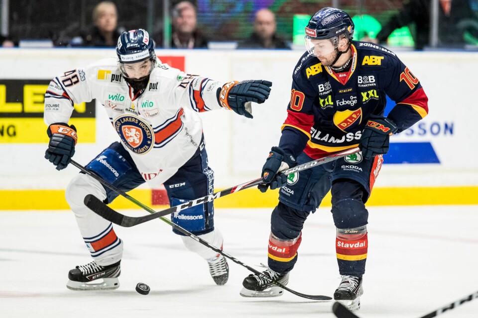 Växjös Daniel Rahimi och Djurgårdens Niclas Bergfors under ishockeymatchen i SHL mellan Djurgården och Växjö.