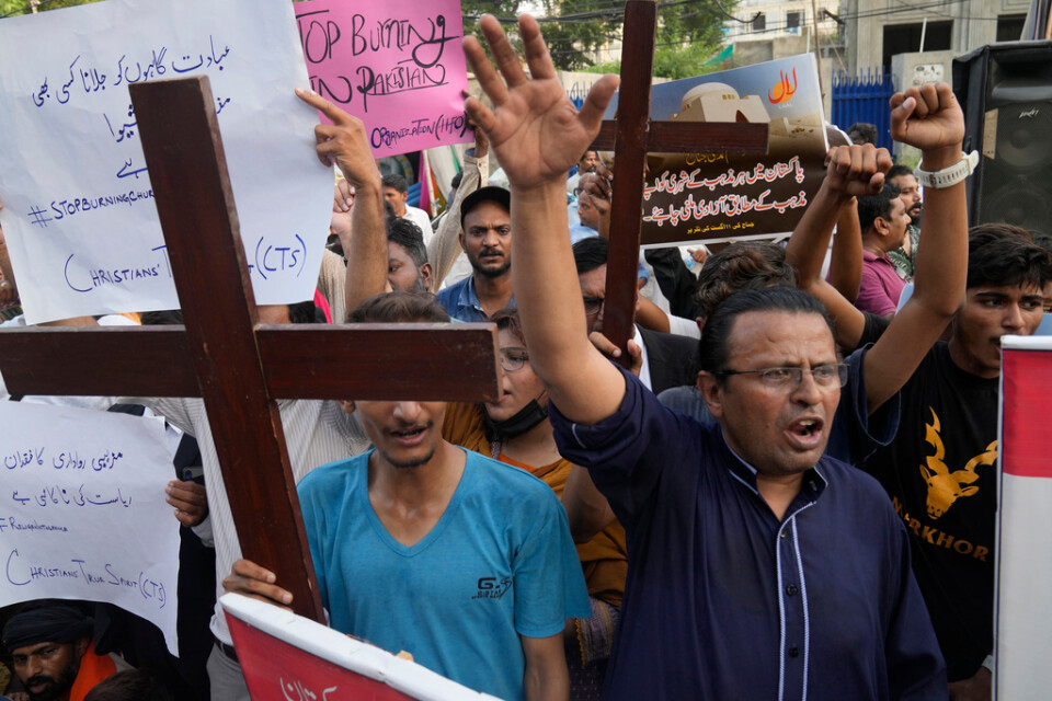 Kristna och andra grupper demonstrerar mot våldet dagen efter attackerna i Pakistan.