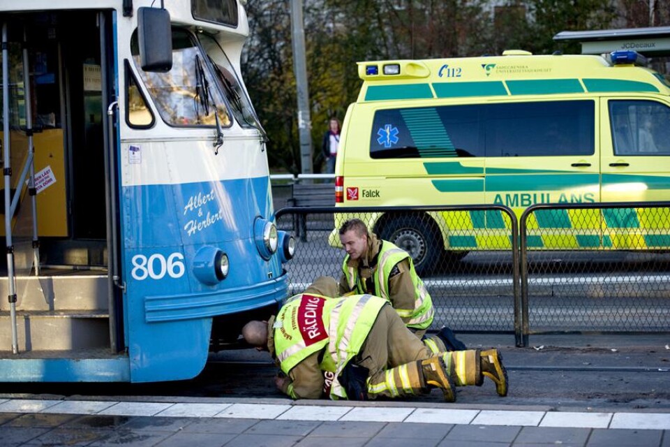 En blev påkörd och fastklämd under en spårvagn vid Wavrinskys Plats i Göteborg på måndagen. Flickan var vid medvetande när hon fördes med ambulans till sjukhus.