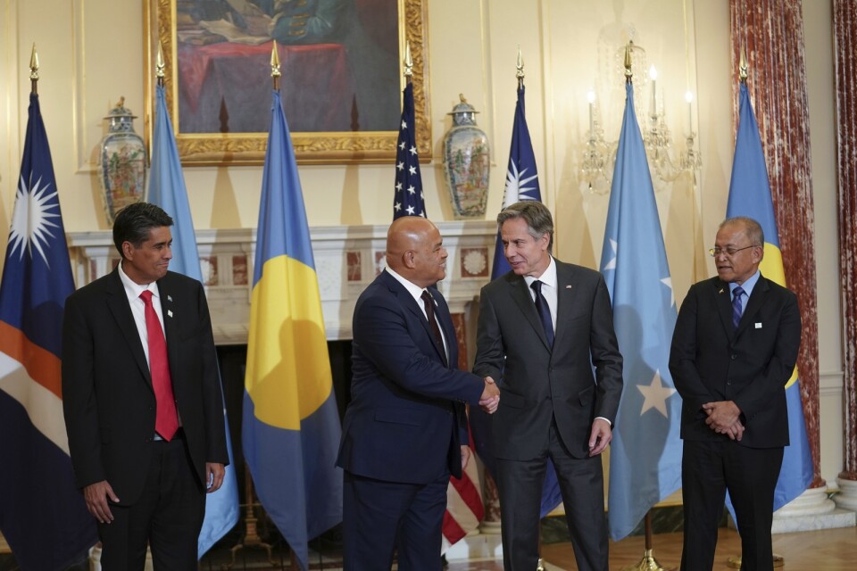 Den amerikanske utrikesministern Antony Blinken skakar hand med Mikronesiens president David Panuelo i september 2022.