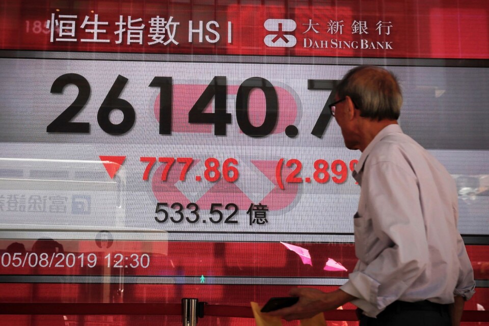 Hongkongs börsindex sjönk med nästan tre procent under måndagen. Den kinesiska ekonomin är tät sammanvävd med staden och effekterna gör sig kända.