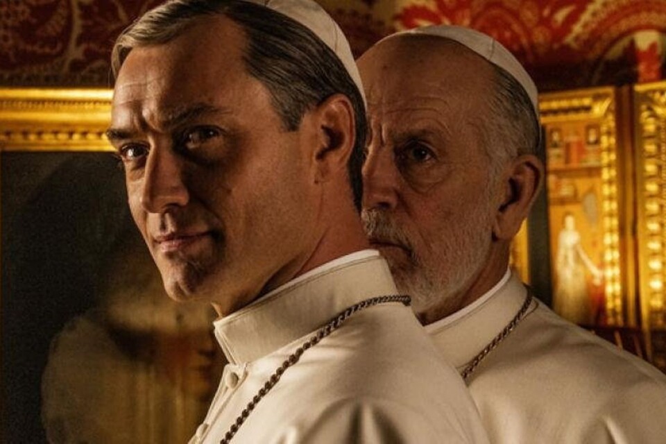 Jude Law och John Malkovich spelar påvar i ”The new pope” som snart börjar visas på C More.