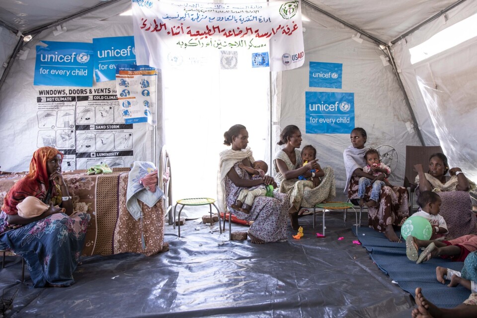 Kvinnor som flytt från konflikten i den etiopiska regionen Tigray ammar sina barn i ett UNICEF-tält. Arkivbild.