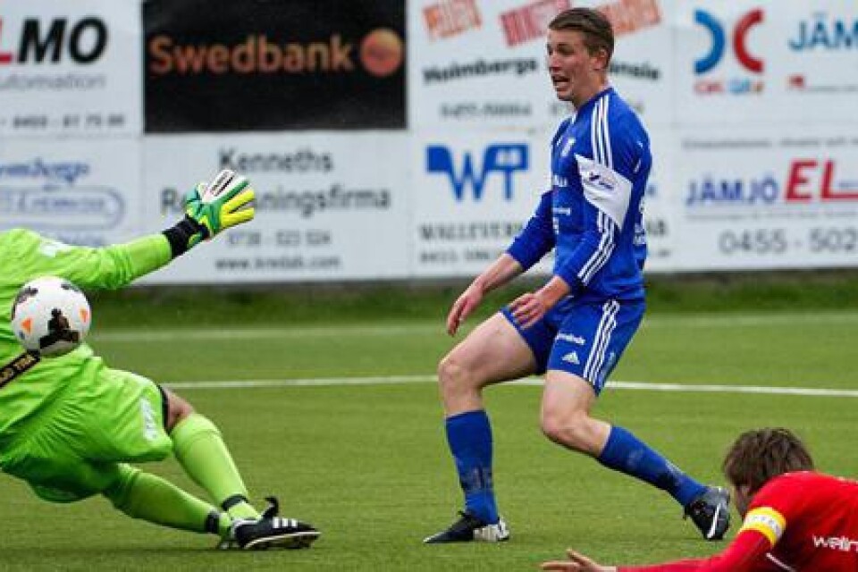 Tremålsskytt. Joel Enarsson Inledde målfesten mot Jämjö genom att överlista Hans Karlsson i den 19:e minuten.