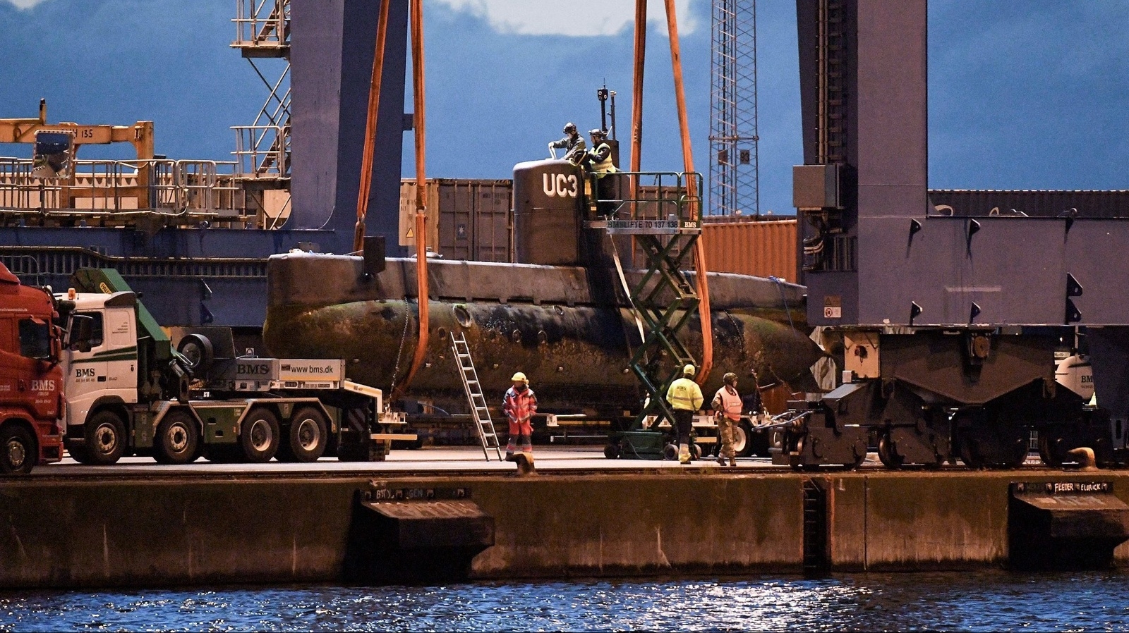 Per­so­nal ar­betade med att pum­pa ut vat­tnet ur ubåten Nau­ti­lus på sön­dags­mor­gonen ef­ter att den lastats om­bord på en last­bil. Ubåten lyf­tes i land i Fri­hamnen i Kö­pen­hamn och skall un­der­sökas vi­dare av kri­mi­nal­tek­niker. 
Foto: Jo­han Nilsson / TT