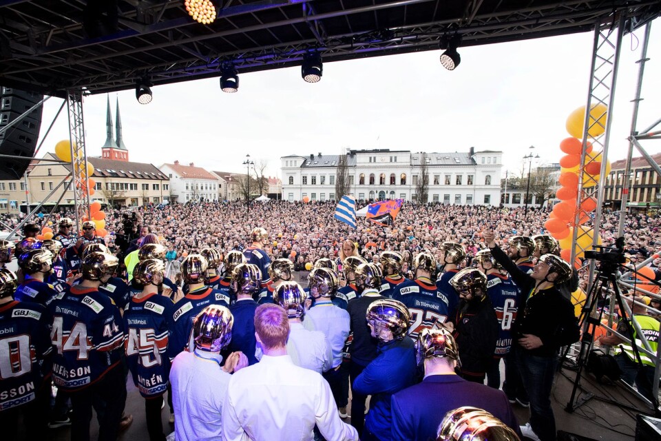 Enligt arrangörerna var det 20 000 på Stortorget som firade Växjö Lakers SM-guld.