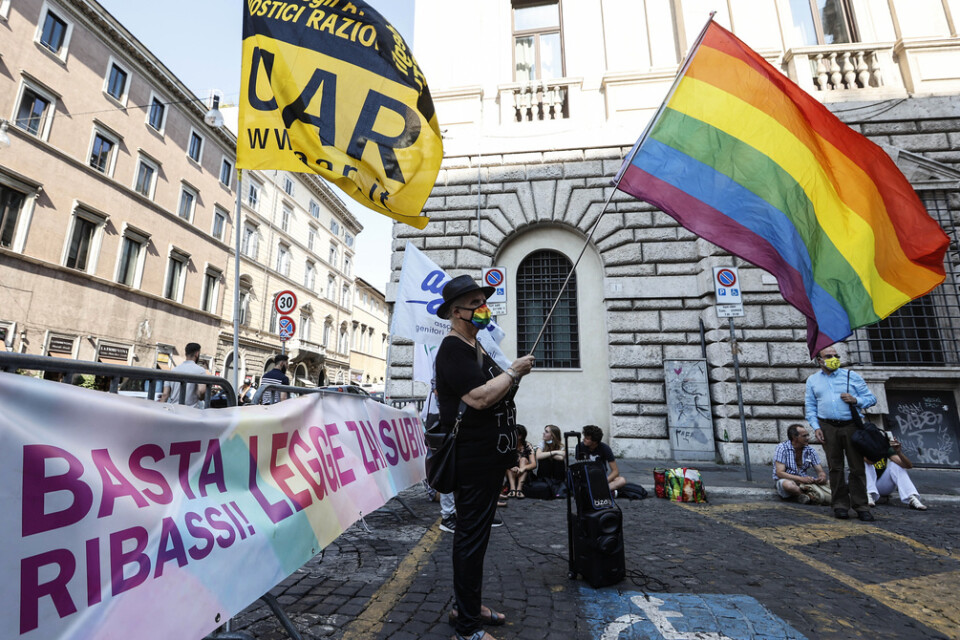 Hbtq-aktivister demonstrerar för lagförslaget utanför senaten i Rom i juli. Arkivbild.