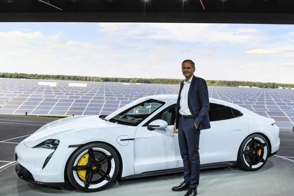 Porsche-chefen Oliver Blume med Taycan, det tyska märkets första elbil, vid presentationen på Neuhardenberg-flygplatsen i onsdags.