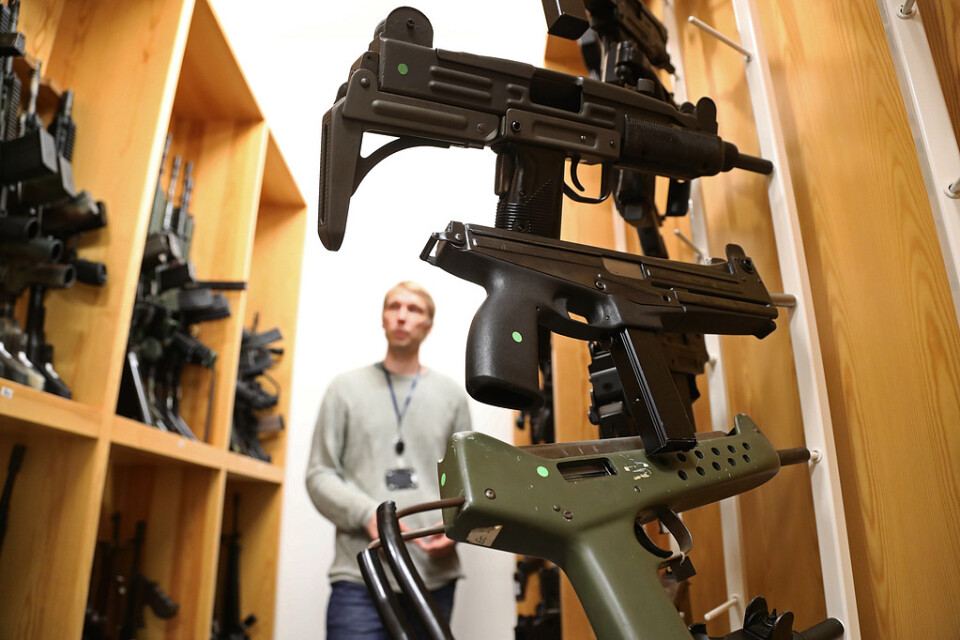 Mikael Högfors, chef på NFC:s vapengrupp, visar kulsprutepistoler för militärt bruk.