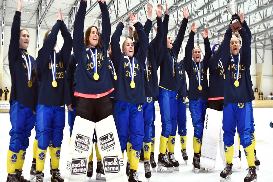 Sveriges damer jublar efter finalsegern med 15–0 mot Finland i VM i småländska Åby.