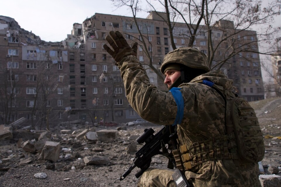 En ukrainsk militär i Mariupol under lördagen.