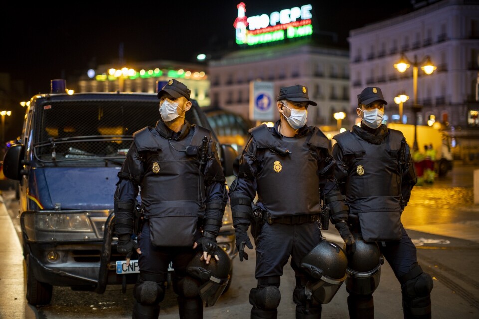 Polisen i Madrid grep på lördagskvällen ett 30-tal demonstranter som protesterade mot coronarestriktionerna.