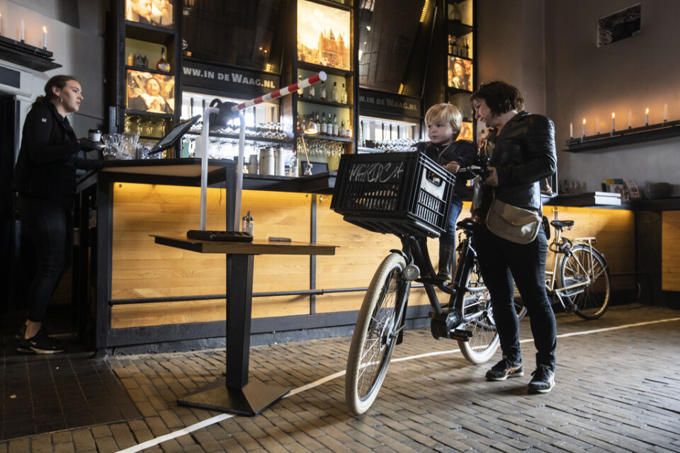 I Nederländerna har flera restauranger och kaféer öppnat upp för "bike-trough".