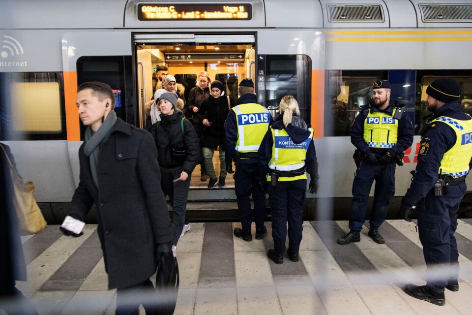 MALMÖ 2018-01-15 Polis och passkontrollanter på väg ombord för att kontrollera ett Öresundståg på Hyllie station i Malmö.