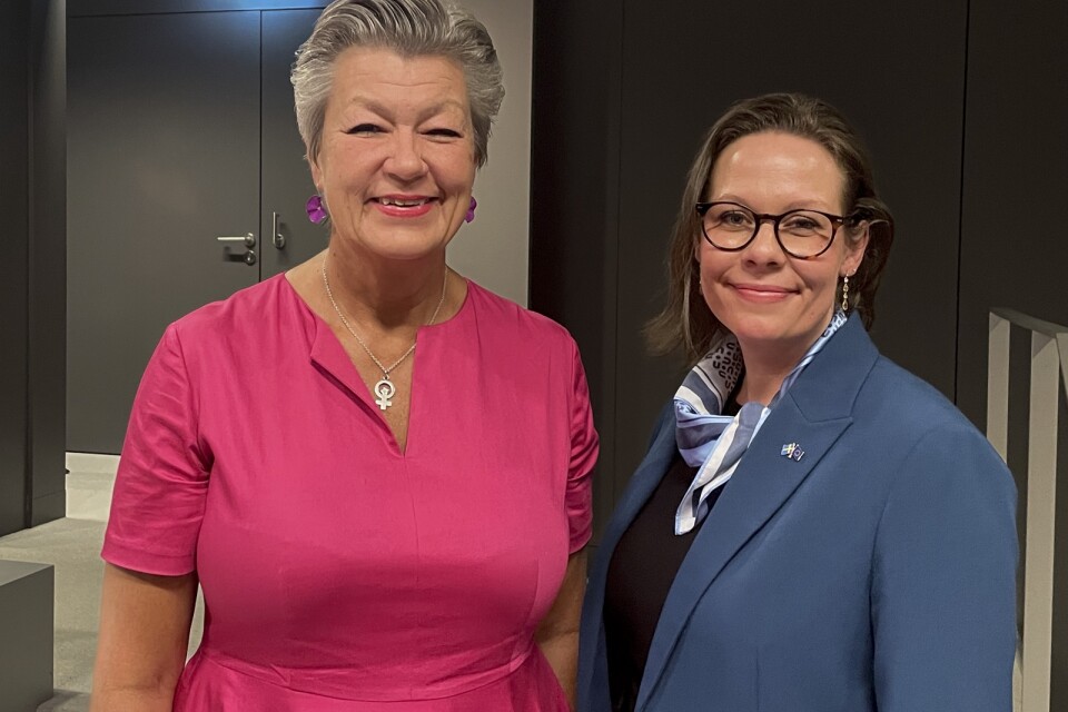 Nöjda miner. Inrikeskommissionär Ylva Johansson (S) och migrationsminister Maria Malmer Stenergard (M) efter torsdagens migrationsuppgörelse i Luxemburg
