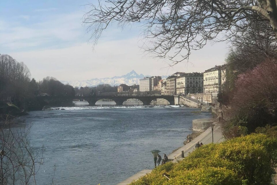 Det är lite människor ute och motionerar längs floden i italienska Turin. För en vecka sedan var det folktomt.