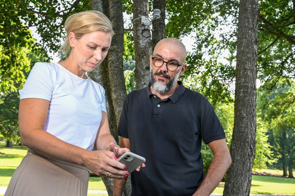 Lotten Wiréhn från Linköpings universitet och Jorge Amorim från SMHI laddar ner data från sensorn som sitter i trädet bakom dem. Resultaten blir en del i ett projekt som ska anpassa svenska städer till värmeböljor.