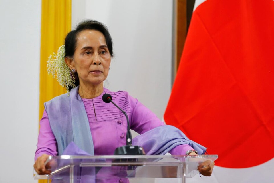Två beväpnade grupper i Burma har gått med på att underteckna ett eldupphör med regeringen, rapporterar statsmedier. New Mon State Party och Lahu Democratic Union har gått med på att underteckna det nationella vapenavtalet efter ett möte med Aung San Su