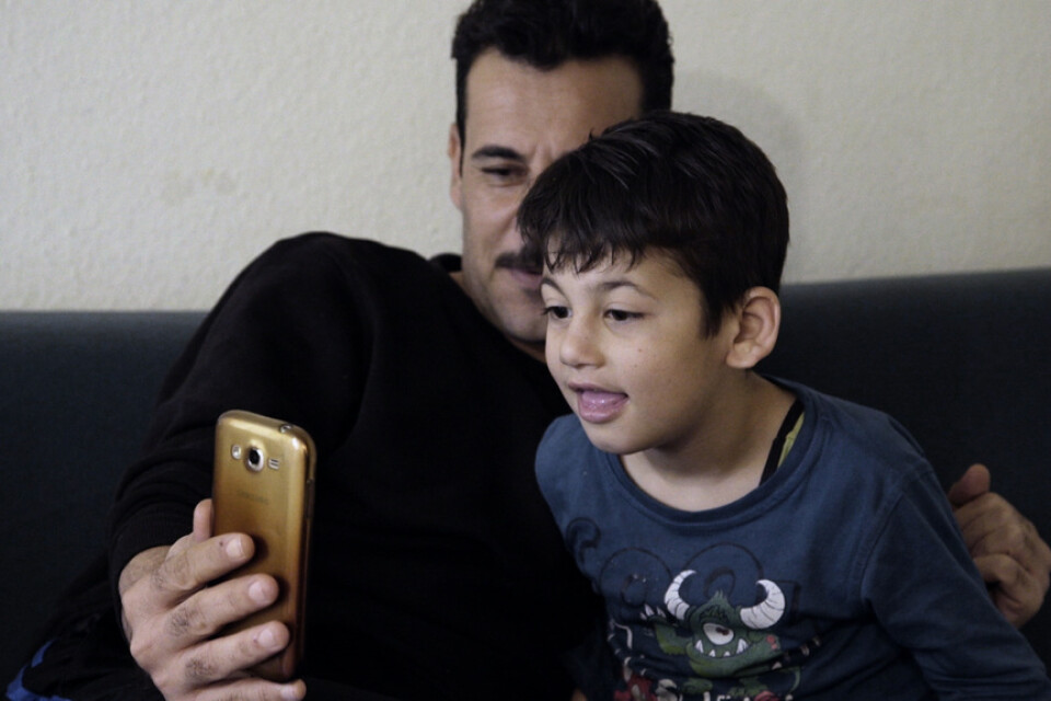 Yasir lyckas återförenas med sin äldste son i Tyskland, i "Idomeni". Hans fru Khalida är fånge hos IS. Pressbild.