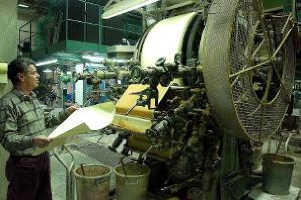 Zoltan Balazsi kontrollerar tapettryckmaskinen från 1960-talet som fortfarande är i drift.