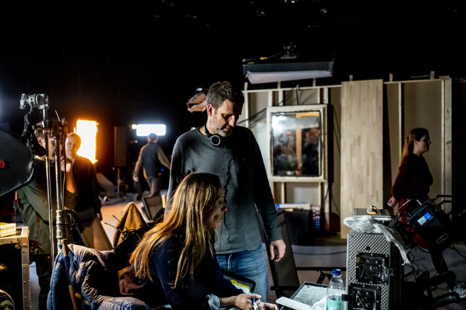 Regissören Anders Thomas Jensen under inspelningen. "Rättfärdighetens ryttare", som han själv skrivit manus till, är hans femte film som regissör.