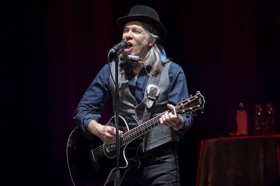 Elliott Murphy korades ”Den nye Bob Dylan”. 40 år senare fyller hans vän Springsteen arenorna, Murphy själv tar hand om de mer intima spelningarna.