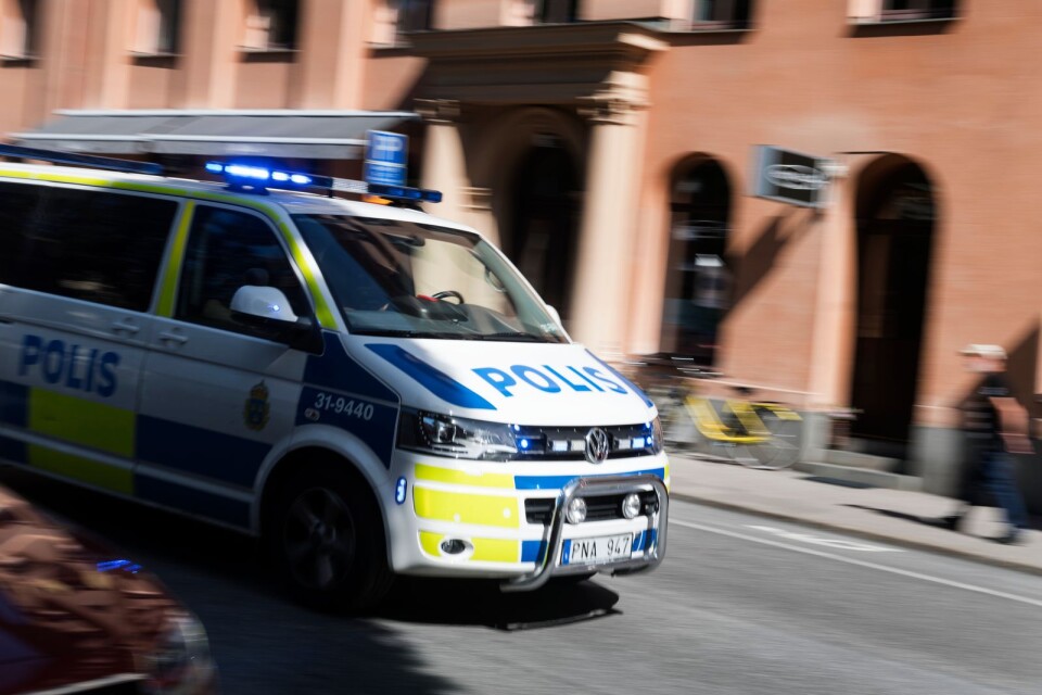 Arkivbild. En polisbuss fick flera rutor krossade i Kalmar på måndagskvällen.