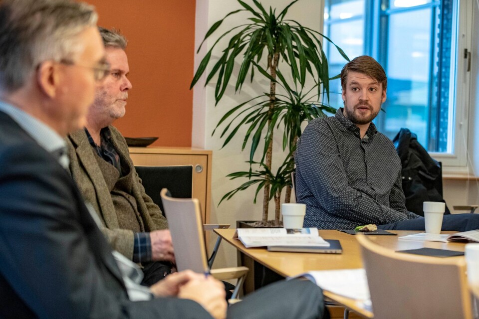Emil Persson (till höger) är analytiker och reporter på Öresundsinstitutet. Han är den som har skrivit rapporten.