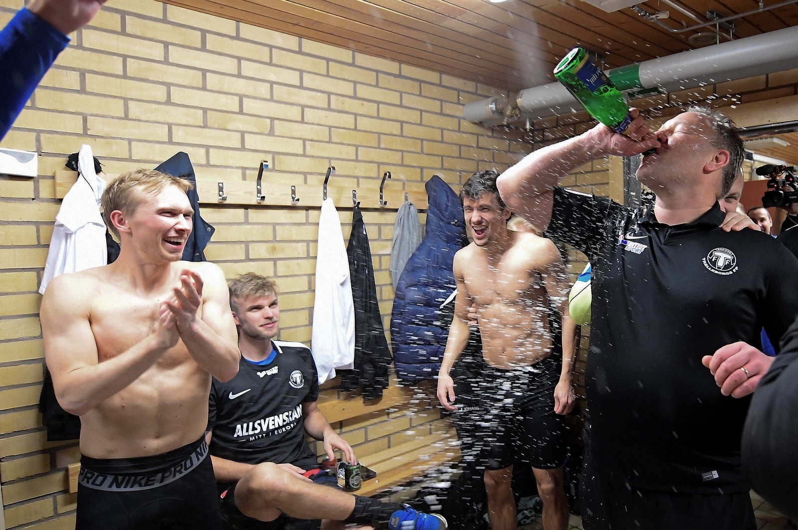 Albin Nilsson och TFF i blött firande i omklädningsrummet efter matchen. Foto: TT