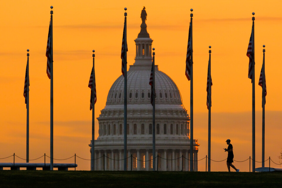 Republikanerna förutspåddes få många fler mandat i den amerikanska kongressen, men det blev inte fullt så många som partiet hoppats på. Här stiger solen bakom Kapitoliums kupol, i måndags morse.