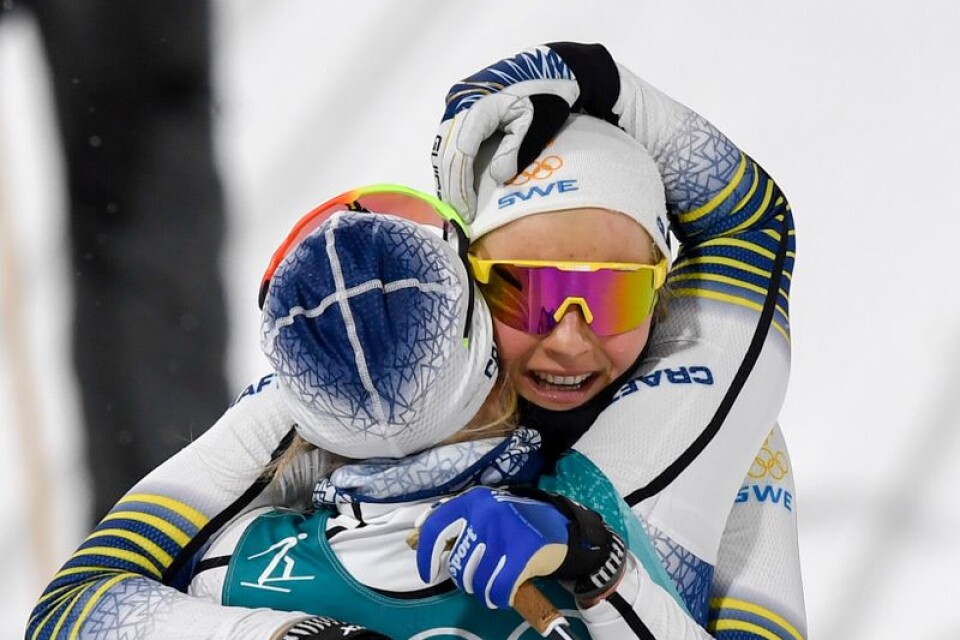 Guldmedaljören Stina Nilsson grattas av femman Hanna Falk  efter finalen i OS-sprinten.