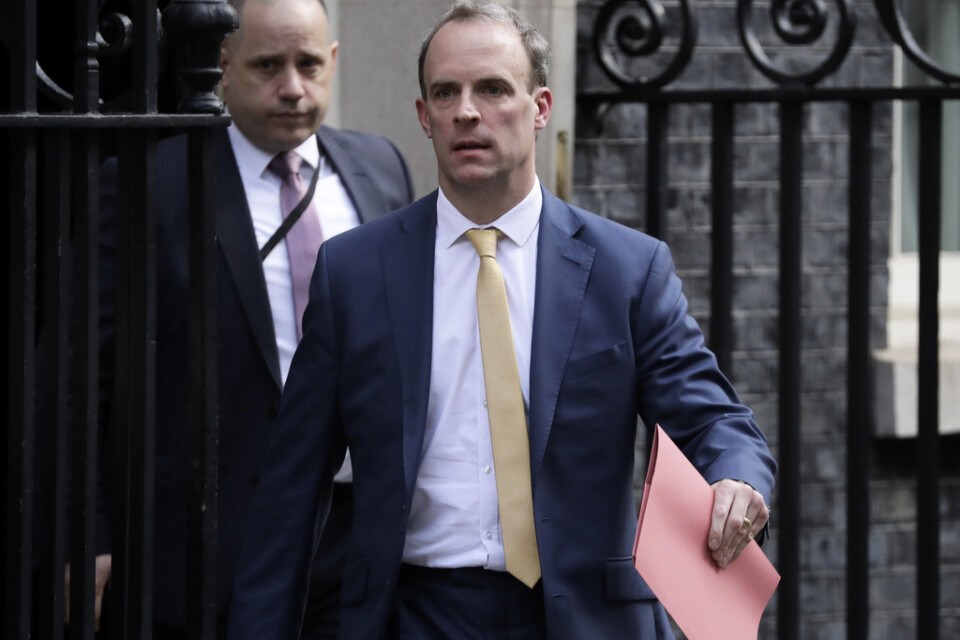 Storbritanniens utrikesminister Dominic Raab, som tillfälligt tar över styret medan premiärminister Boris Johnson vårdas på intensive, lämnar 10 Downing Street på torsdagen.